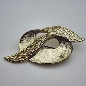 Vintage Celebrity NY Gold Tone Ribbon Brooch